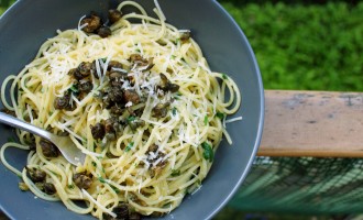 Spaghetti al Albi mit Kapern und Zitrone