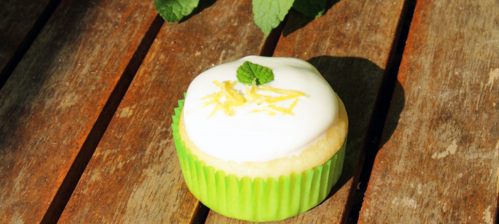 Zitronen-Buttermilch-Cupcakes mit Joghurt und Minze