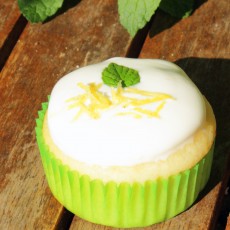 Zitronen-Buttermilch-Cupcakes mit Joghurt und Minze