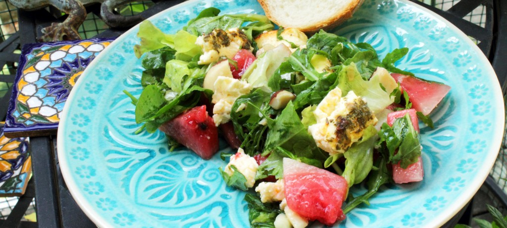 Wassermelonen-Salat mit Grillfeta und Nüssen