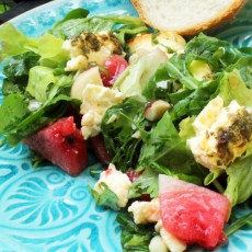 Wassermelonen-Salat mit Grillfeta und Nüssen