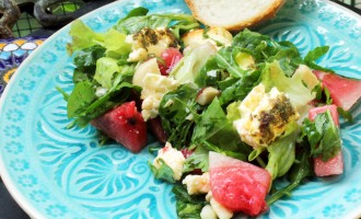 Wassermelonen-Salat mit Grillfeta und Nüssen