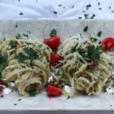 Spaghetti mit Pecorino, Petersilie und Pinienkernen