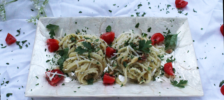 Spaghetti mit Pecorino, Petersilie und Pinienkernen
