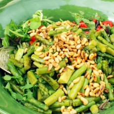 Salat mit grünem Spargel und Pinienkernen