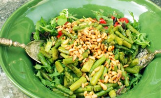 Salat mit grünem Spargel und Pinienkernen