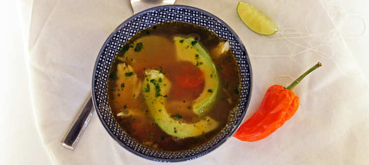 Hühnersuppe mit Avocado und Limetten