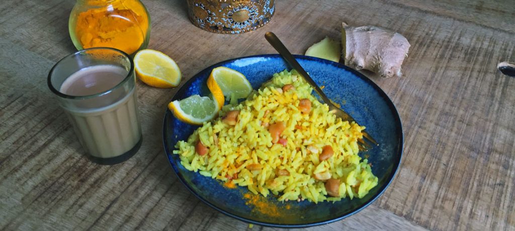 Indischer Zitronenreis mit Cashew-Kernen und Kokos